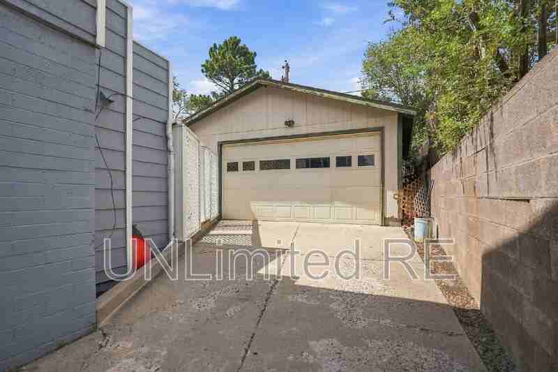 3565 N Manor Rd - Photo 4 of 35