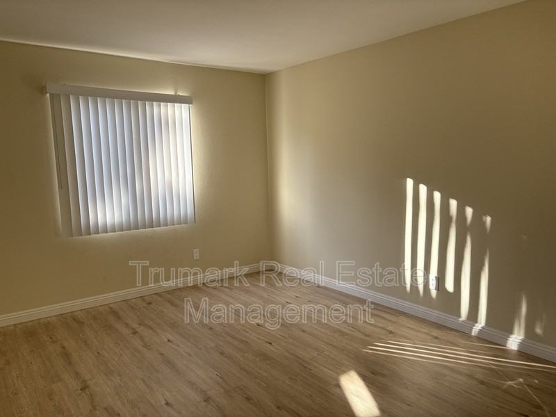 2421 Montrose Ave #102 - Photo 5 of 6