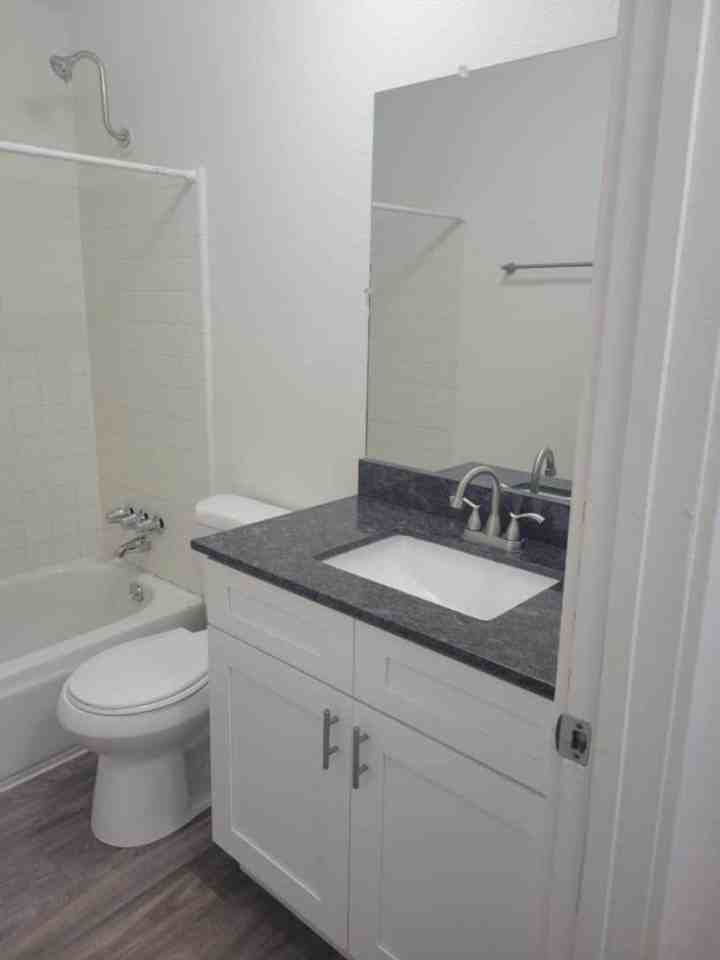 Spacious 5 Bedroom Duplex - Photo 5 of 15