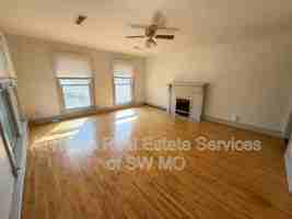 featured image of 1021 E Walnut St #3