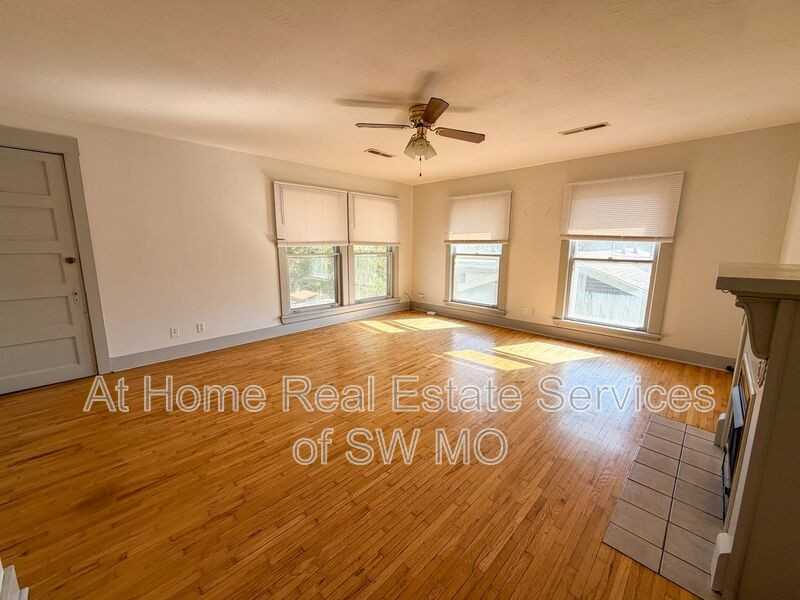 1021 E Walnut St #3 - Photo 2 of 10