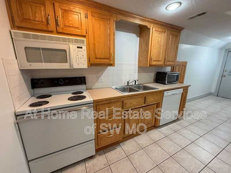 1021 E Walnut St #3 - Photo 3 of 10