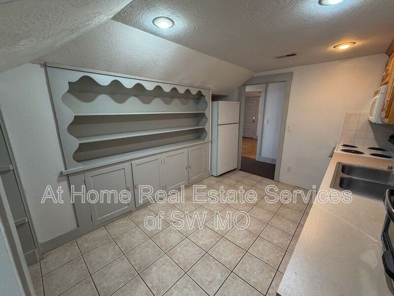 1021 E Walnut St #3 - Photo 4 of 10