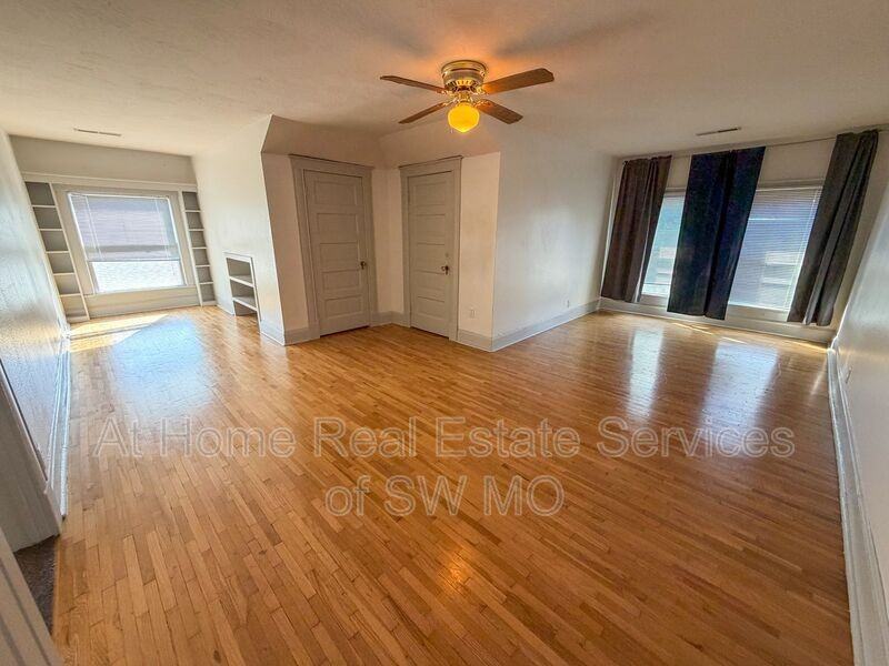 1021 E Walnut St #3 - Photo 5 of 10