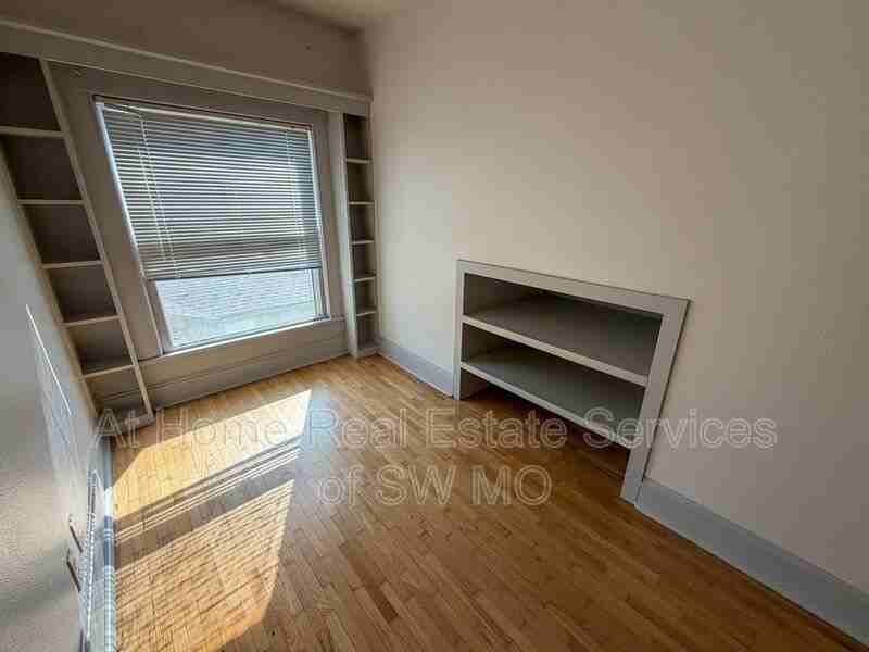 1021 E Walnut St #3 - Photo 6 of 10