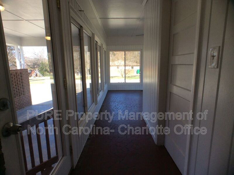 128 Kensett Ave - Photo 7 of 34