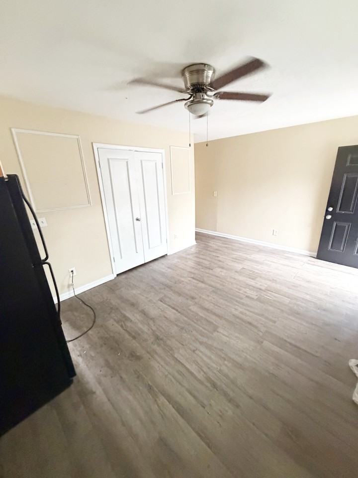 2501 Lumpkin Court - Photo 4 of 9