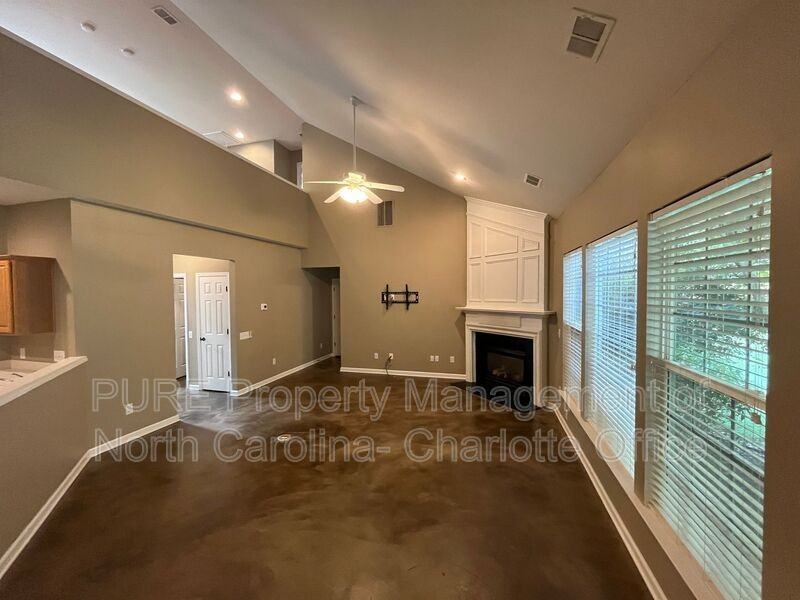 8903 Darcy Hopkins Dr - Photo 7 of 30
