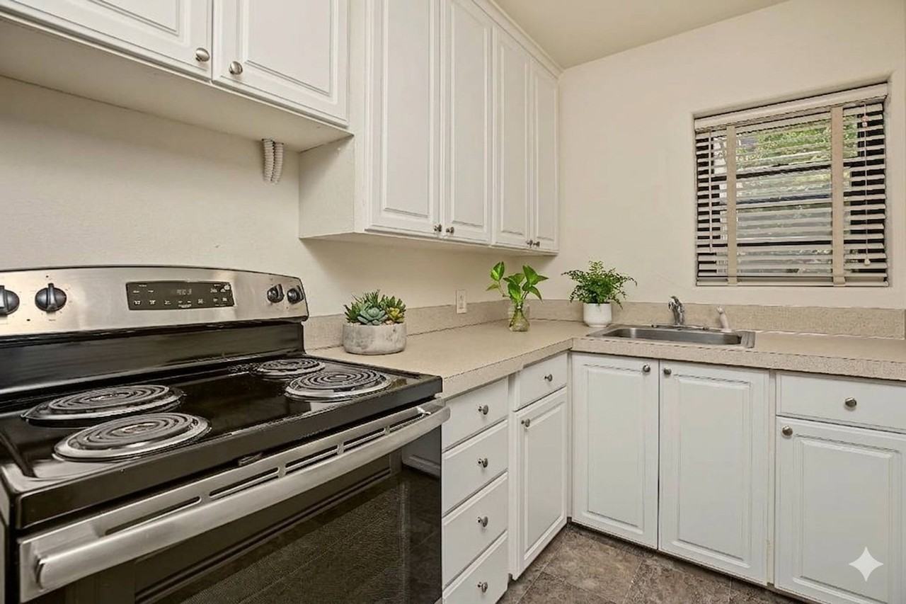 Bay Ridge Court - Photo 6 of 30