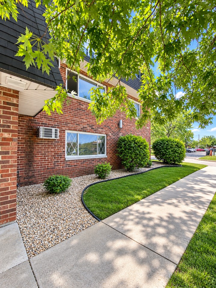 Comfortable Apartment Living in Convenient Tinley Park Location - Photo 2 of 5