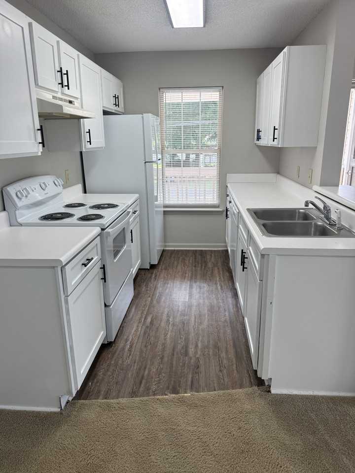 1703 Pineland Avenue - Photo 7 of 8