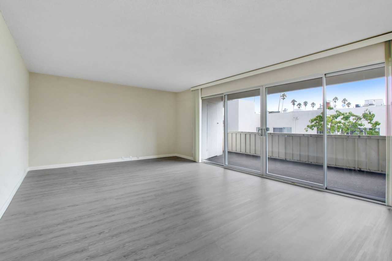 1002 12th St in Santa Monica - Photo 2 of 3