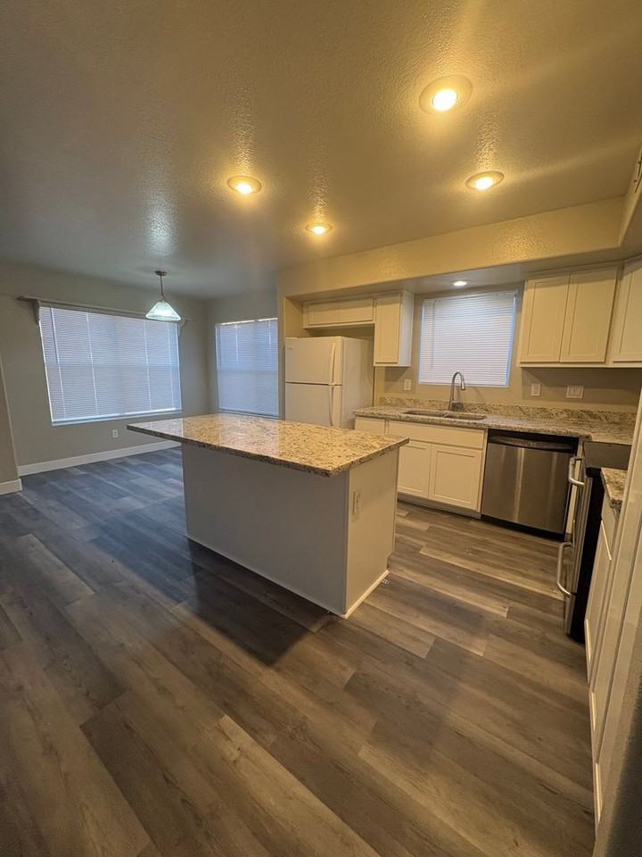 1782 W Springfield Way - Photo 5 of 34