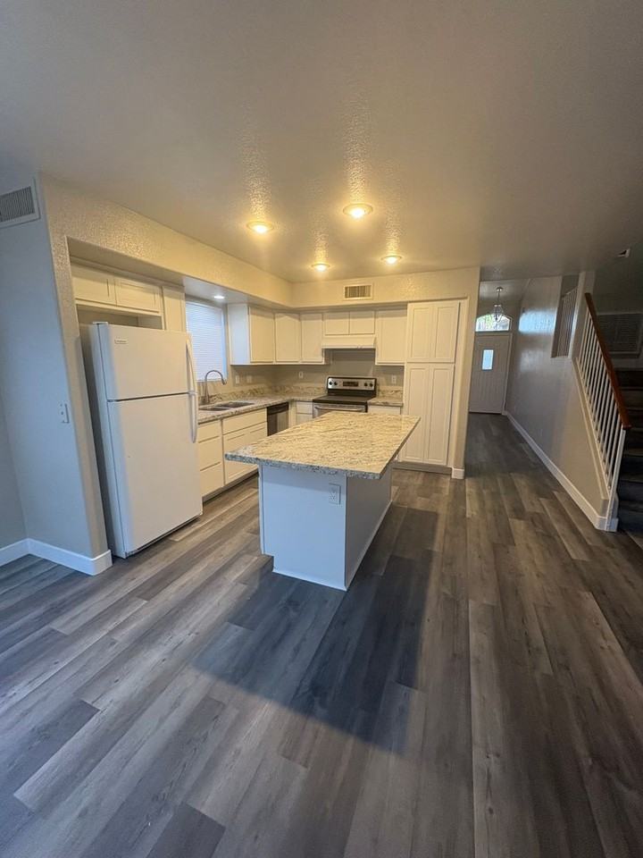 1782 W Springfield Way - Photo 6 of 34
