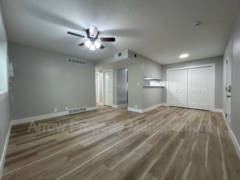 1010 N 16th St #B4 - Photo 2 of 11