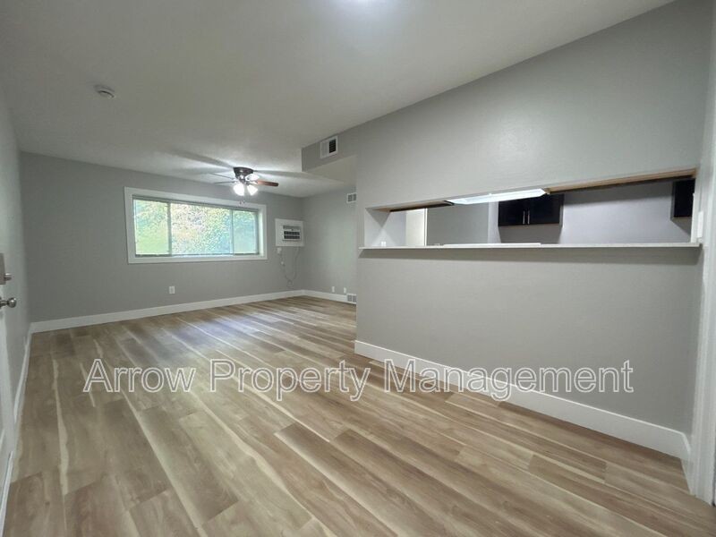 1010 N 16th St #B4 - Photo 3 of 11