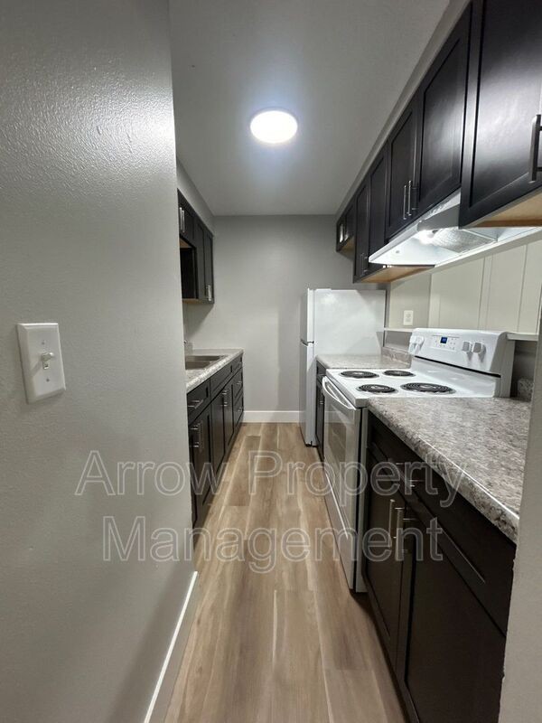 1010 N 16th St #B4 - Photo 4 of 11