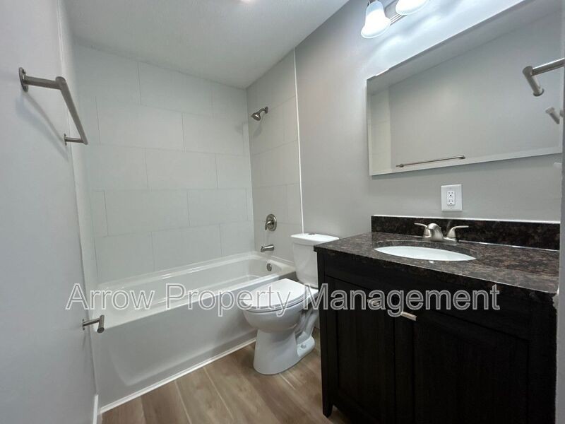 1010 N 16th St #B4 - Photo 6 of 11