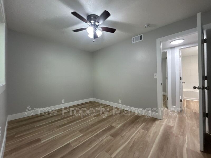 1010 N 16th St #B4 - Photo 7 of 11