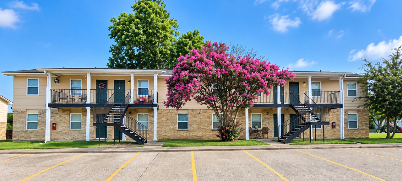 Spacious 1 & 2 bedroom homes in the heart of Franklin - Photo 2 of 8
