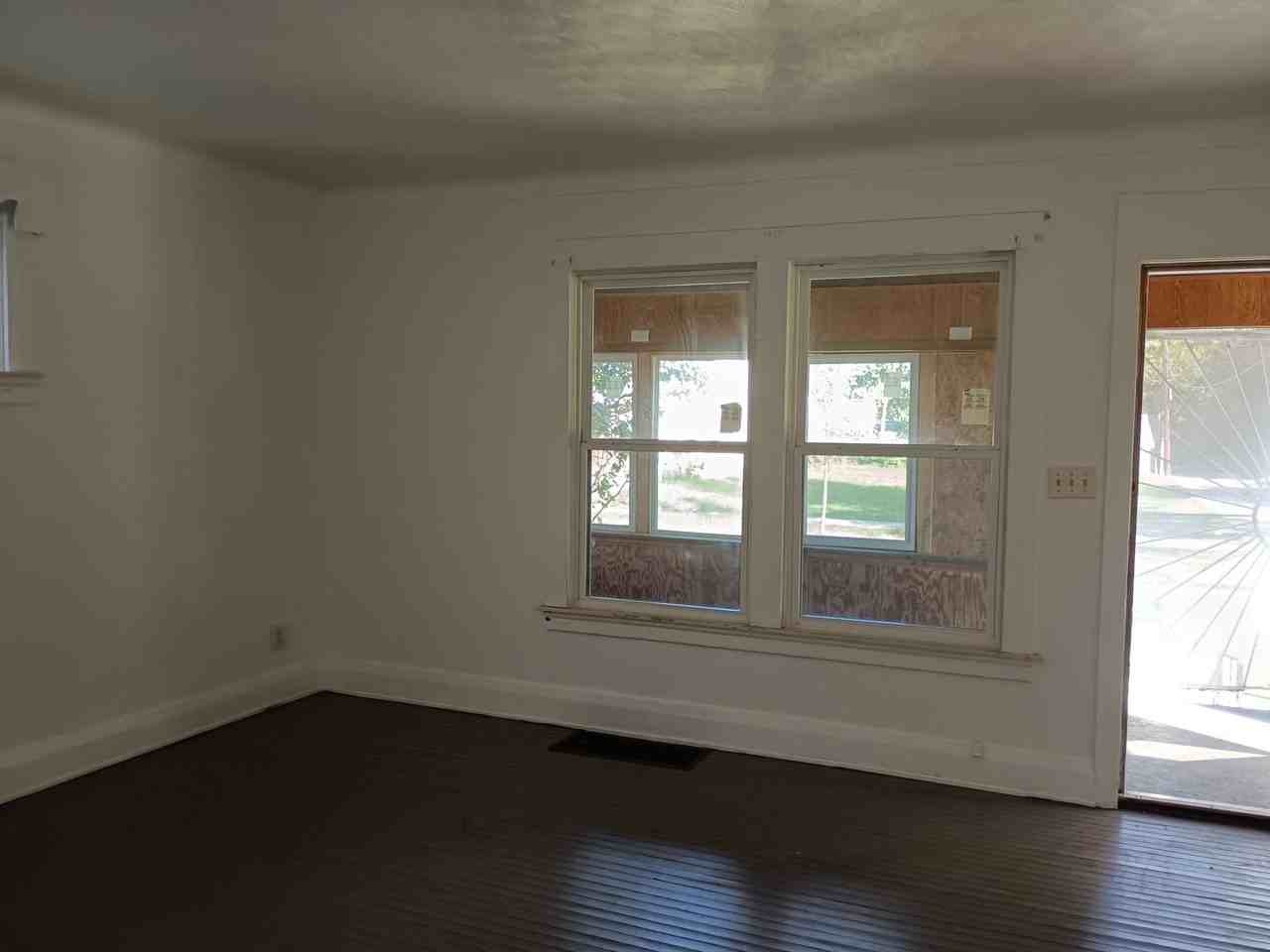 1012 Kelsey Ave - Photo 4 of 9