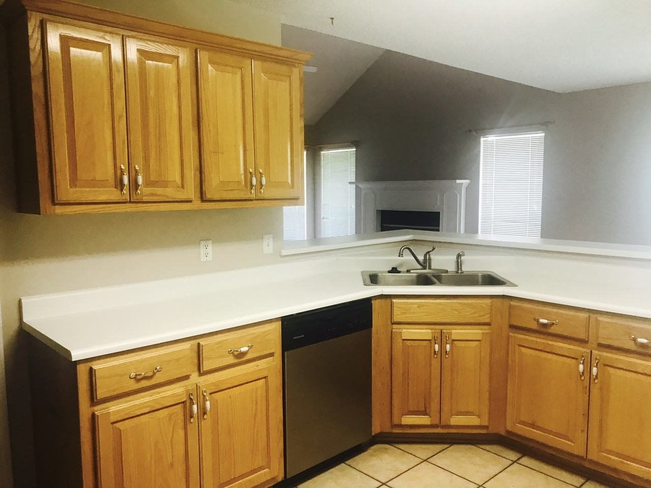 1115 Montclair Dr - Photo 6 of 9