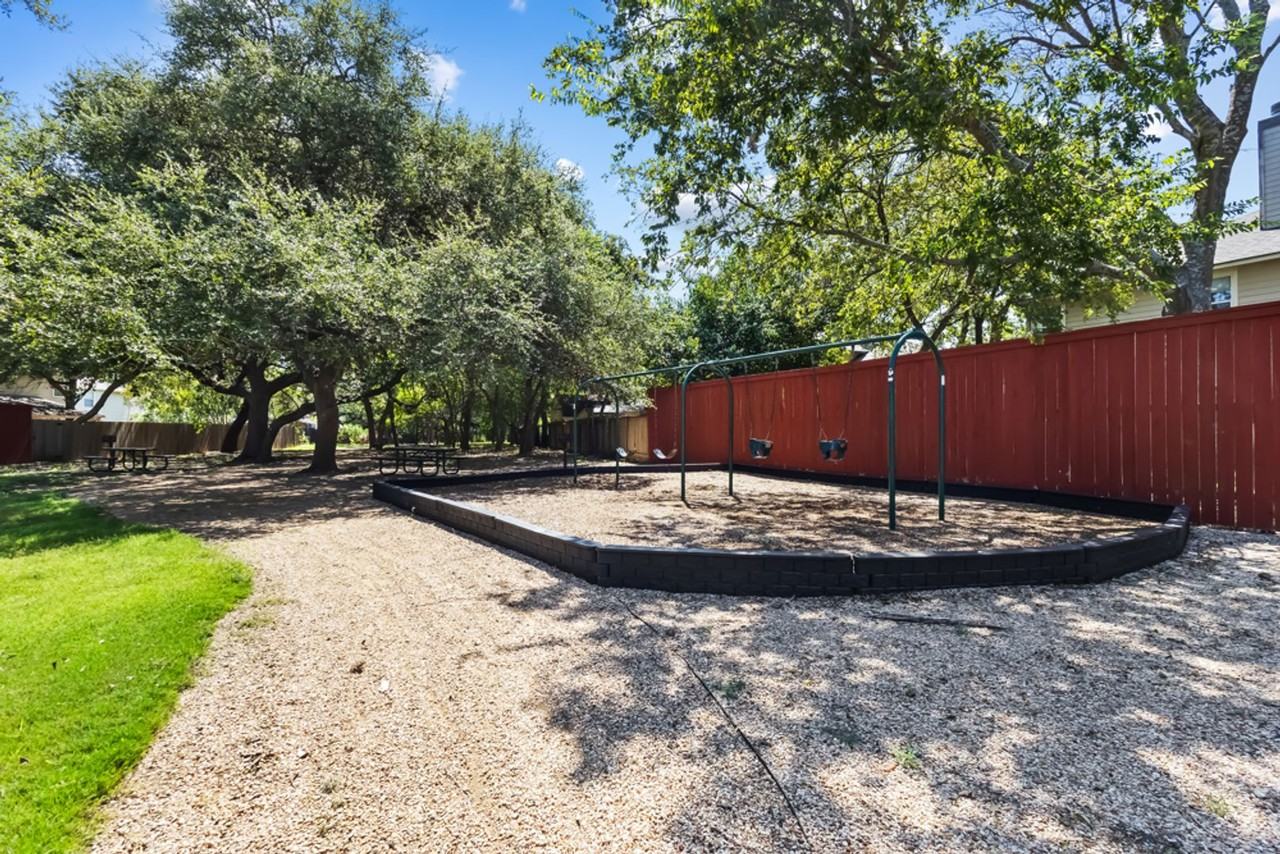 908 Rimrock Trl - Photo 4 of 31