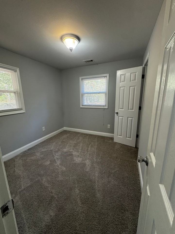1076 Corley Dr - Photo 2 of 9