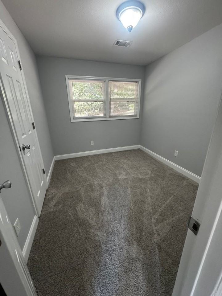 1076 Corley Dr - Photo 5 of 9