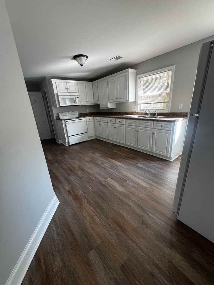 1076 Corley Dr - Photo 6 of 9