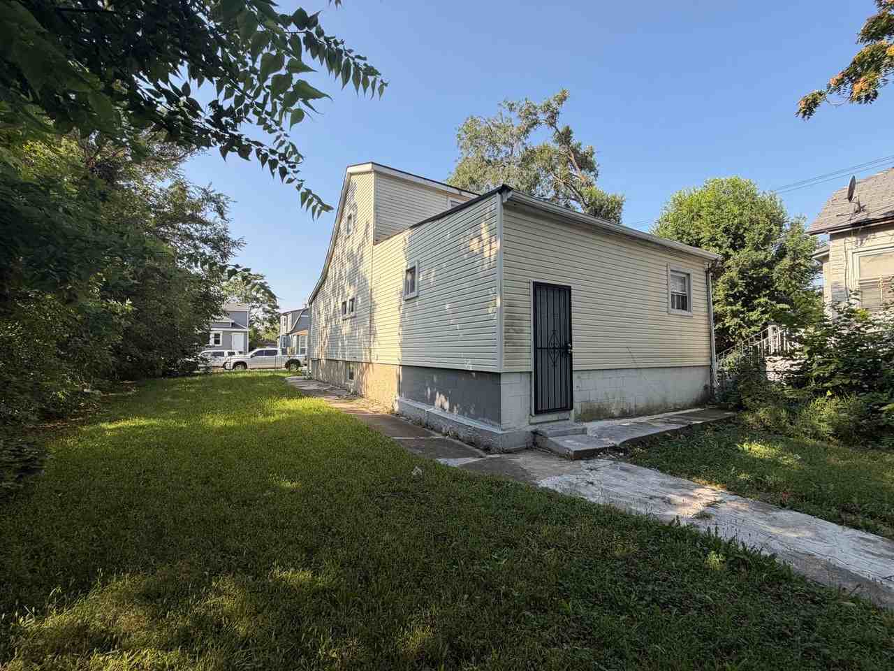 1748 W Steuben St - Photo 3 of 19