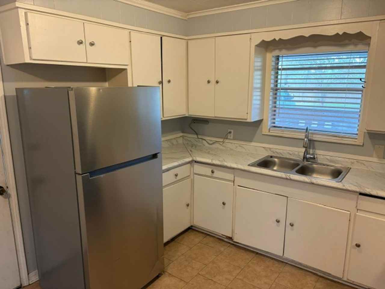 1301 Manor Pl - Photo 3 of 21