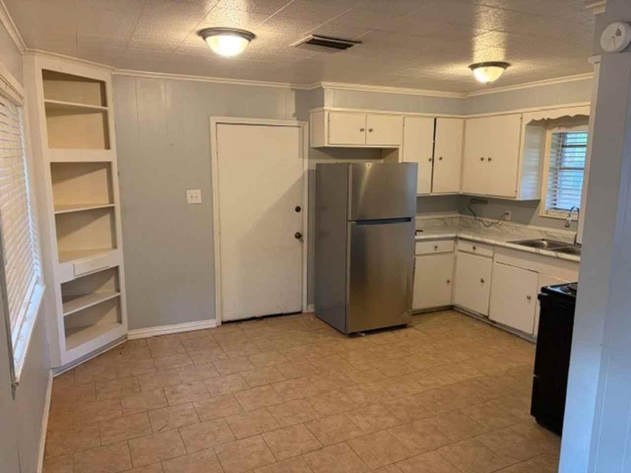 1301 Manor Pl - Photo 4 of 21