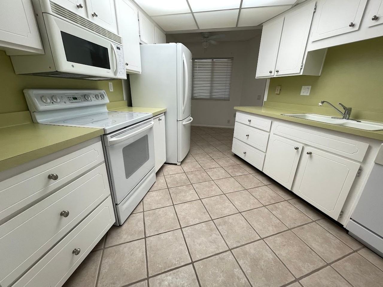 16810 N Boswell Blvd - Photo 4 of 36