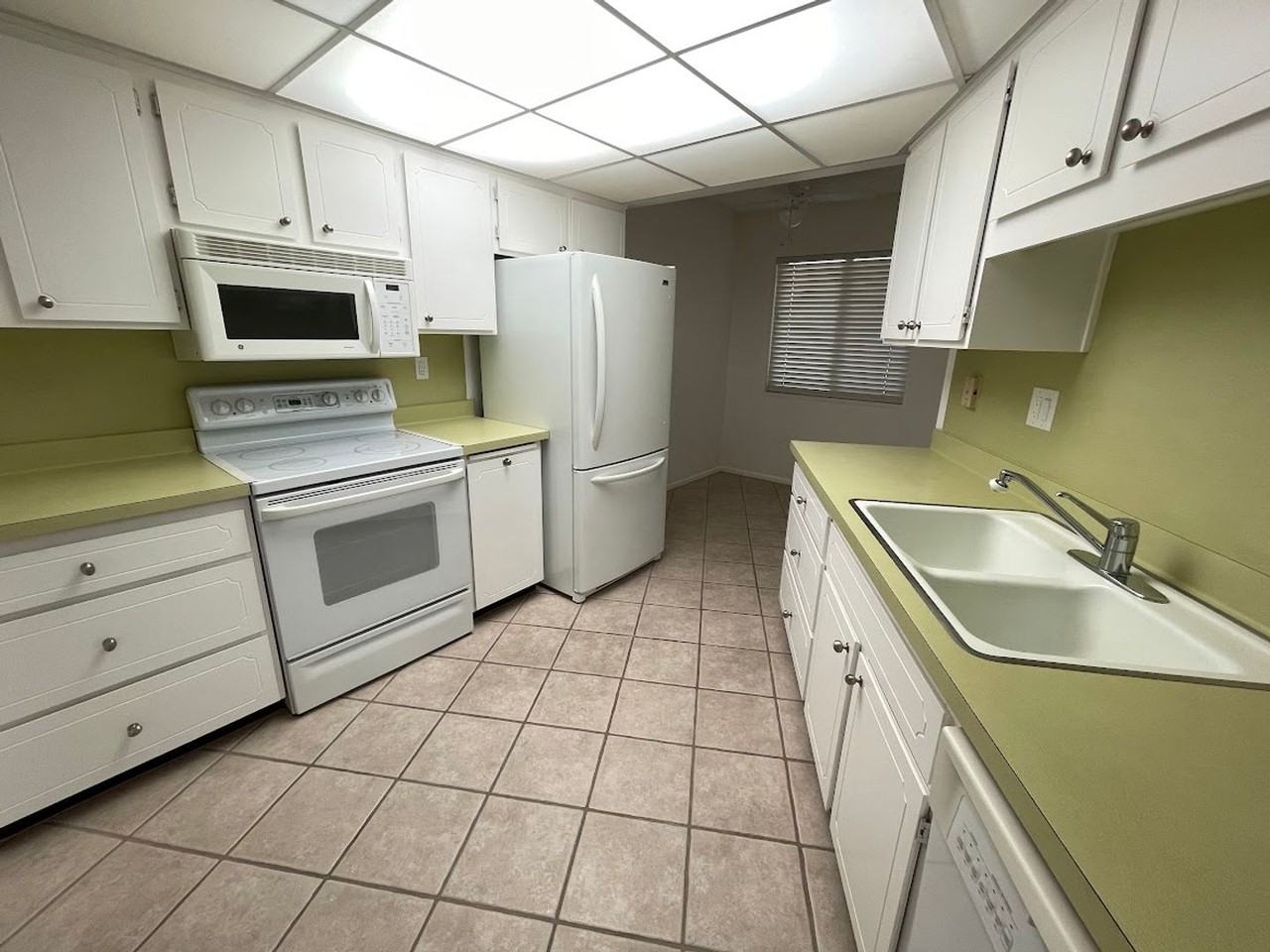 16810 N Boswell Blvd - Photo 6 of 36