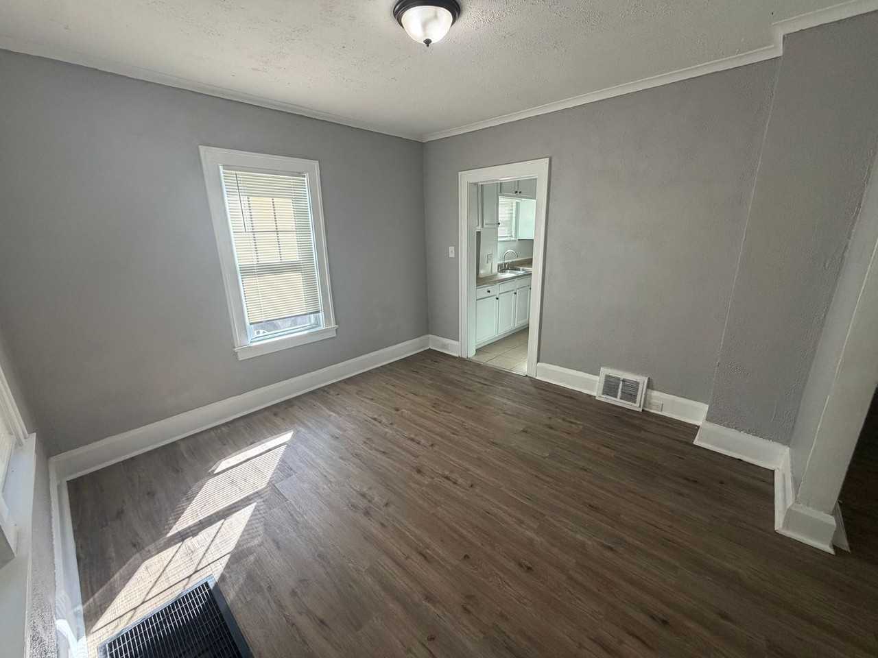 1477 Eleanor Ave - Photo 3 of 11