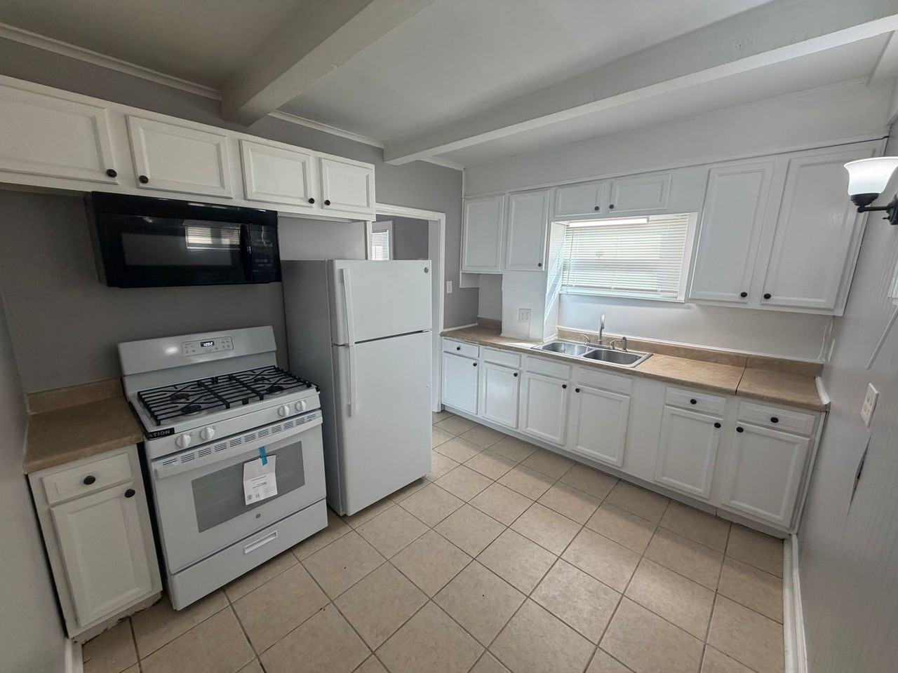 1477 Eleanor Ave - Photo 4 of 11