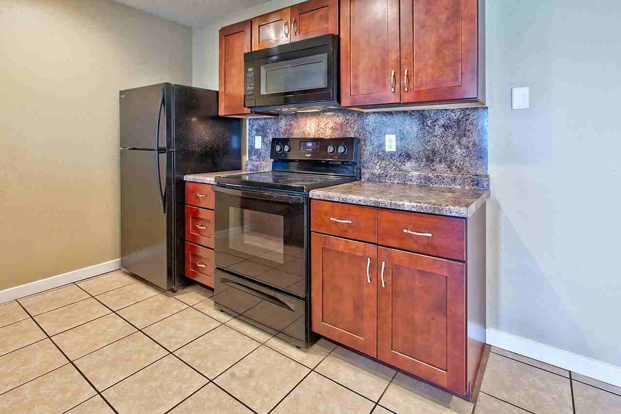 1028 Abbey Ct - Photo 7 of 15