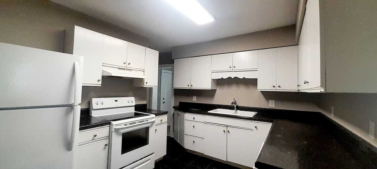 202 N Howell Ave - Photo 2 of 17