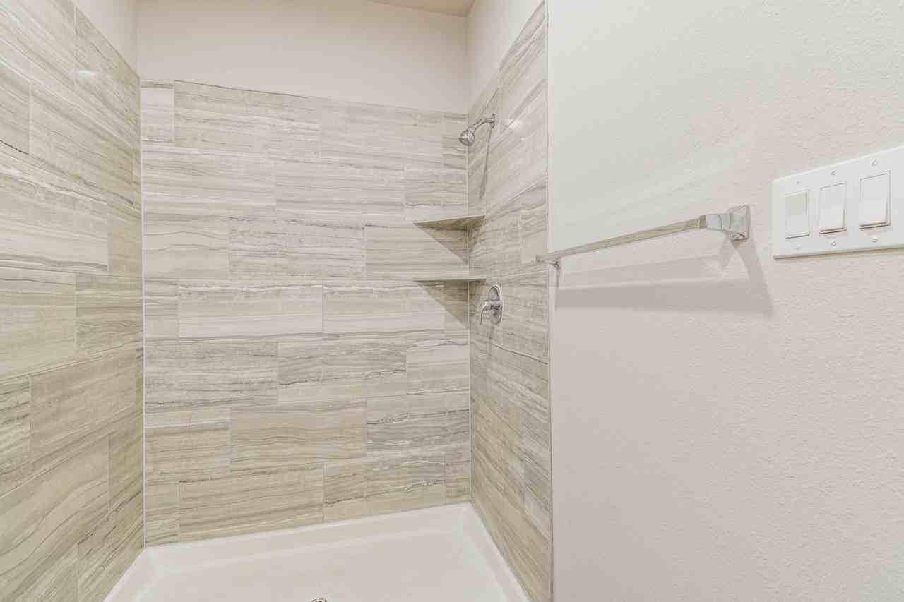 15633 Sycamore Dr - Photo 2 of 23