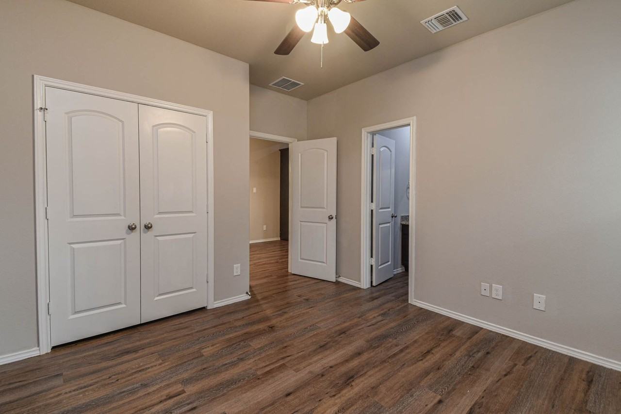 15633 Sycamore Dr - Photo 4 of 23