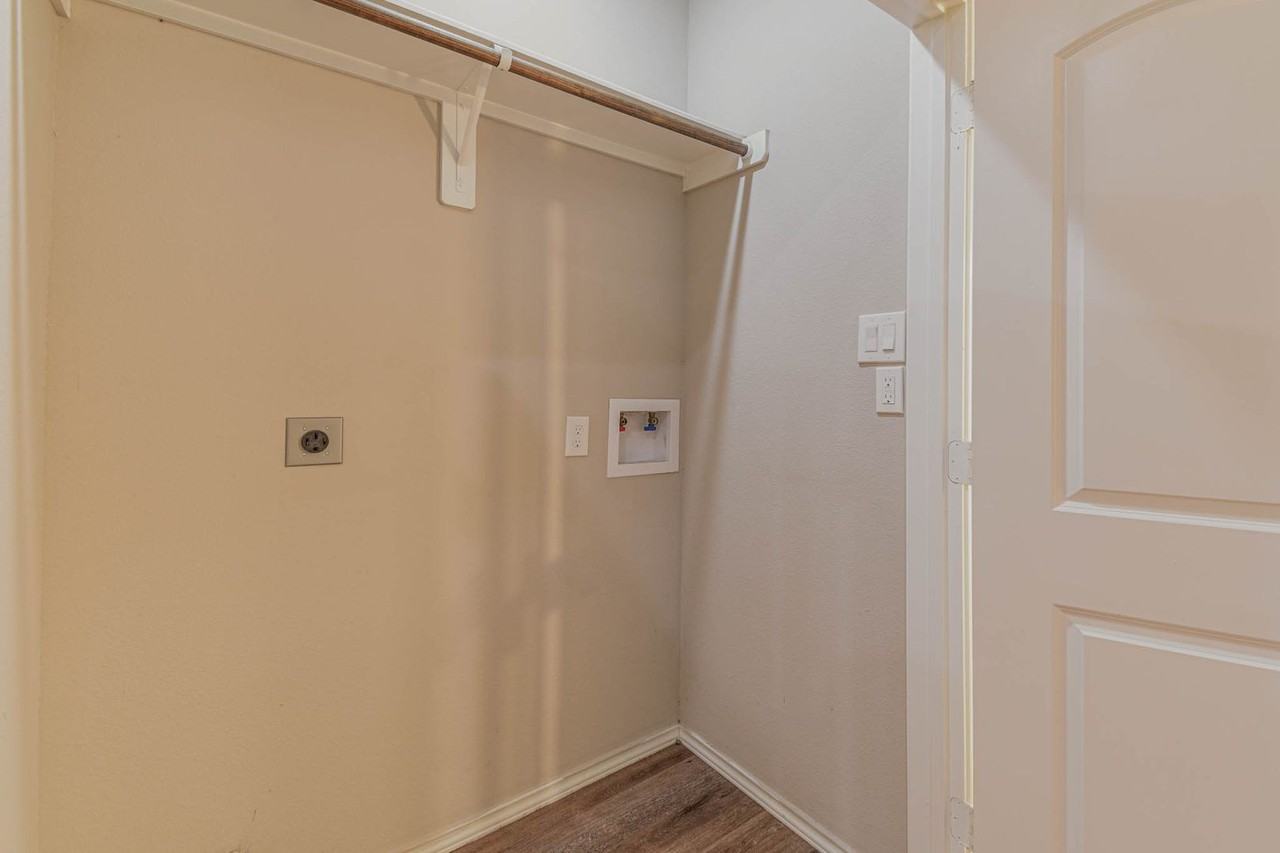 15633 Sycamore Dr - Photo 6 of 23