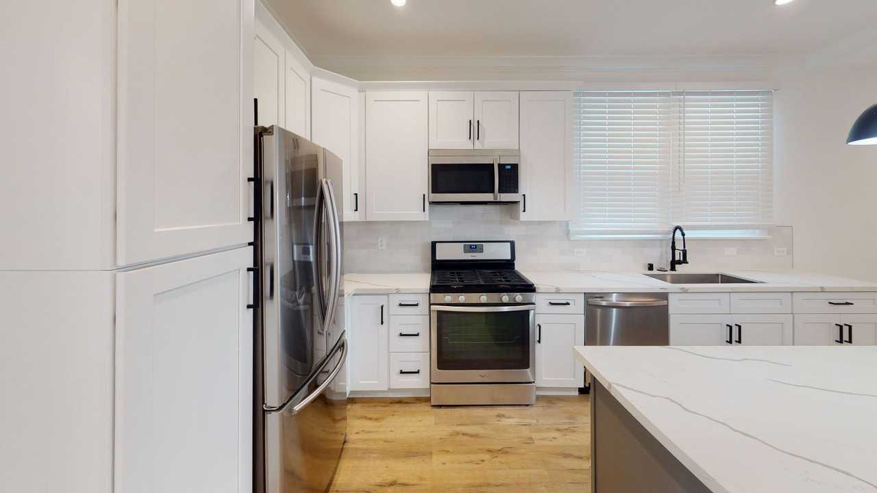 1021 S Hayworth Ave - Photo 2 of 16