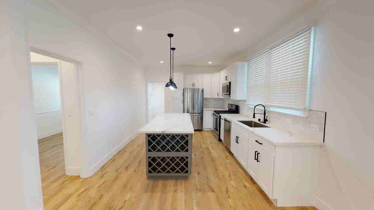 1021 S Hayworth Ave - Photo 4 of 16