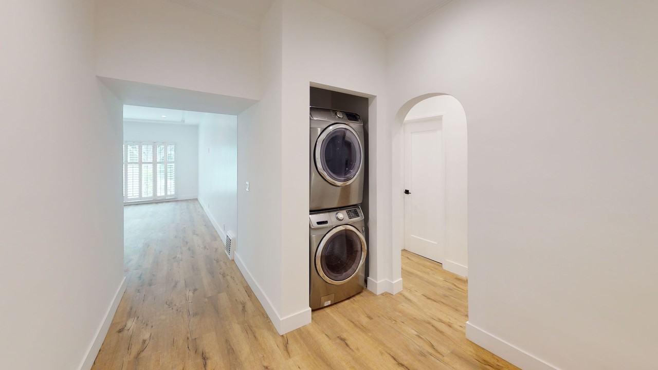 1021 S Hayworth Ave - Photo 5 of 16