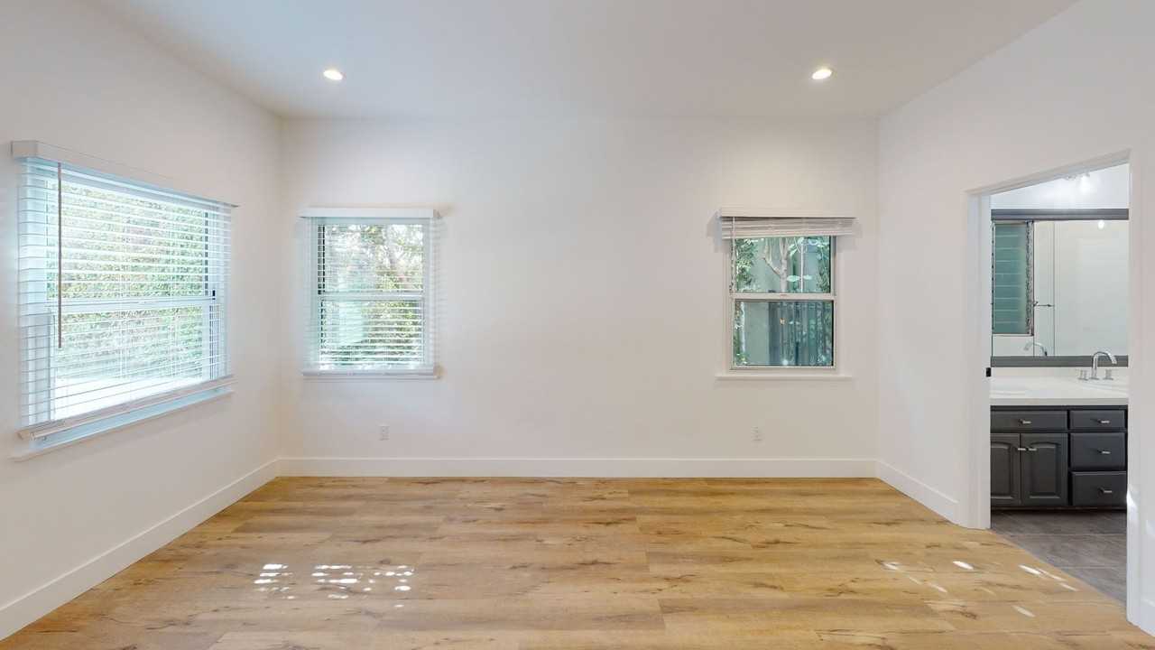 1021 S Hayworth Ave - Photo 7 of 16