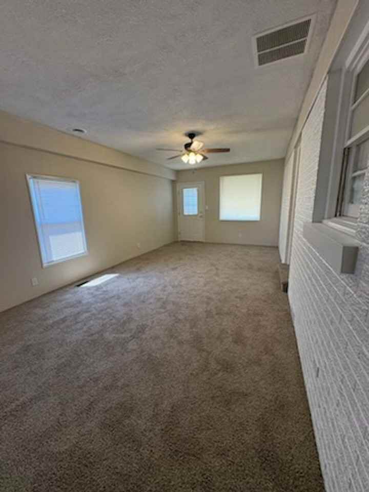 827 N Alvord Blvd - Photo 3 of 17