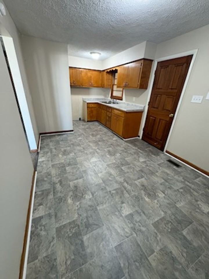 827 N Alvord Blvd - Photo 7 of 17