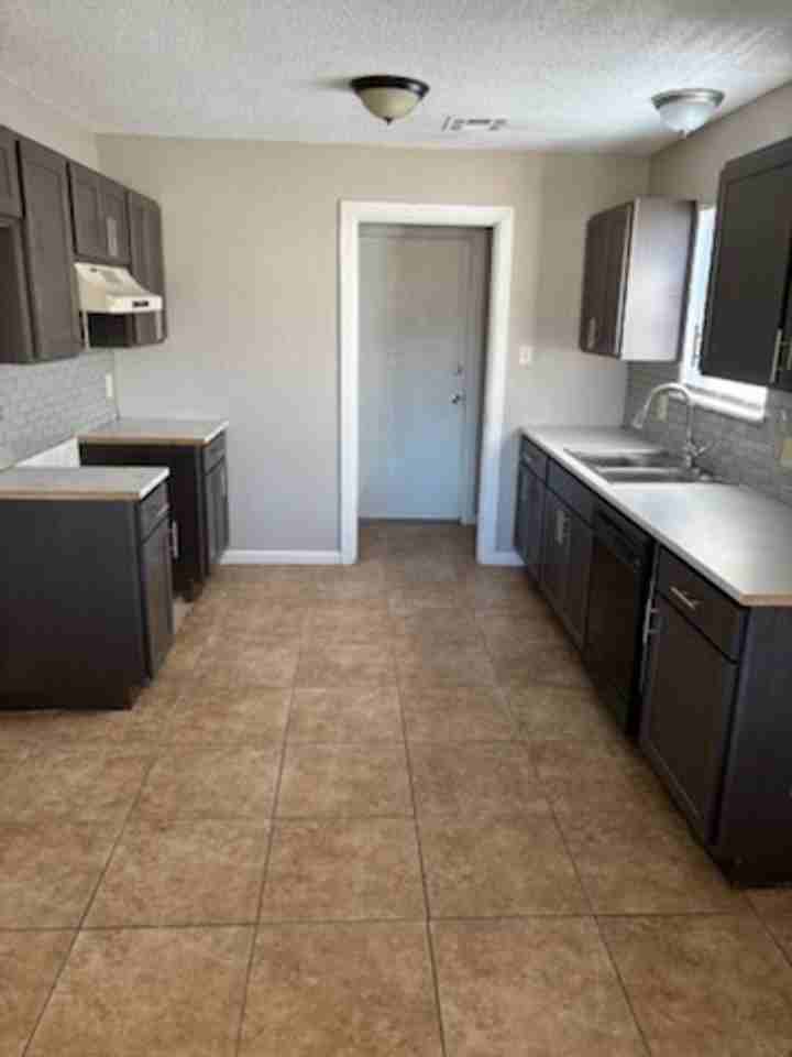 2606 Ne Euclid Ave - Photo 4 of 13