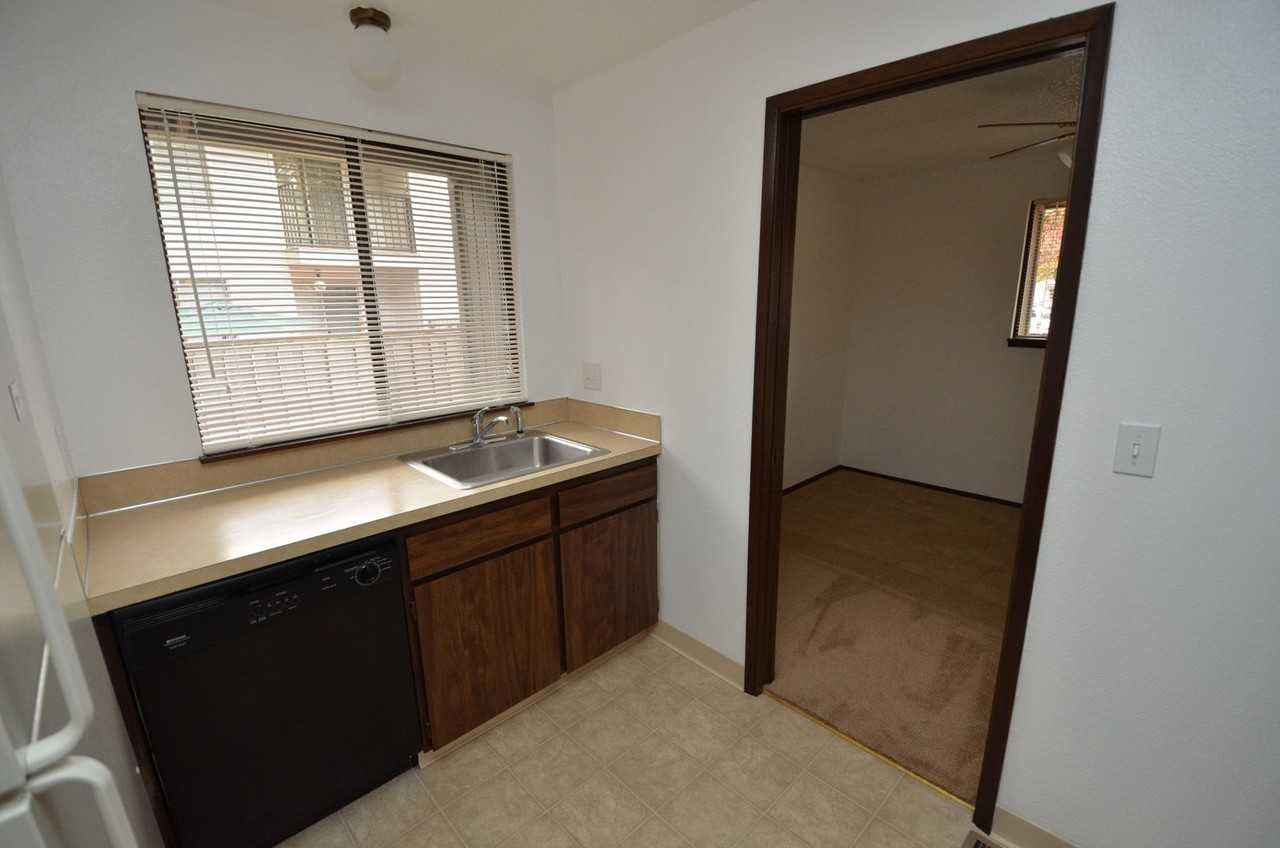 12304 Sw Sussex St - Photo 6 of 13